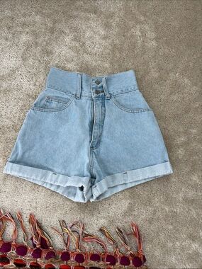 Vintage High-Waist Light Blue Denim Shorts - Casual Women's Summer Staple